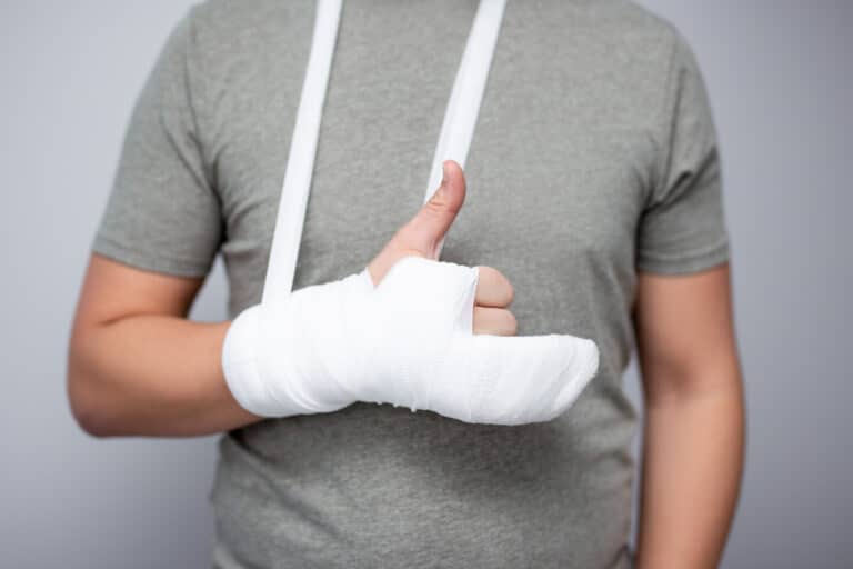 gebrochene hand schmerzensgeld​